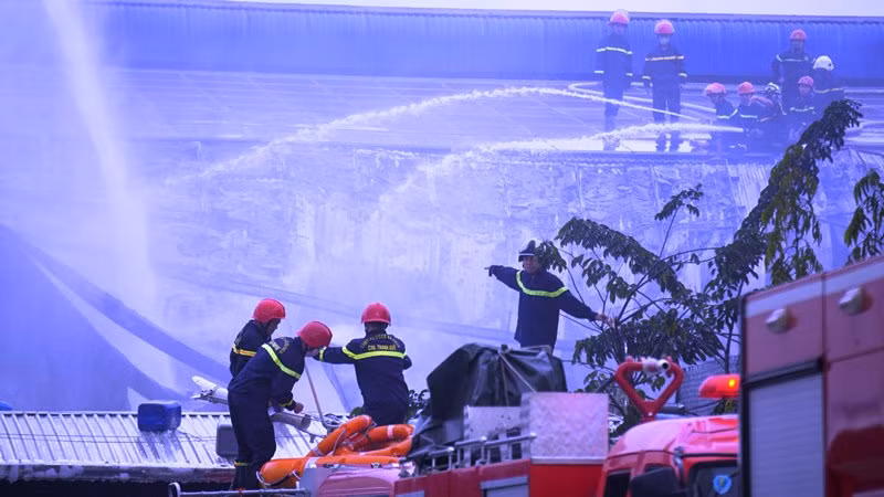 Lực lượng cứu hỏa đang nỗ lực dập tắt đám cháy.