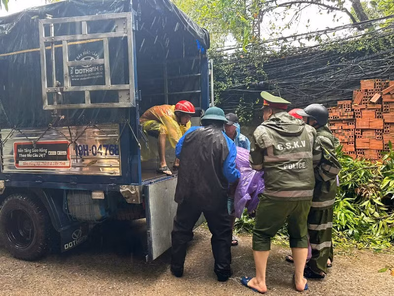 Công an phường Yên Phụ cùng các lực lượng tại chỗ hỗ trợ người dân tránh trú bão an toàn.