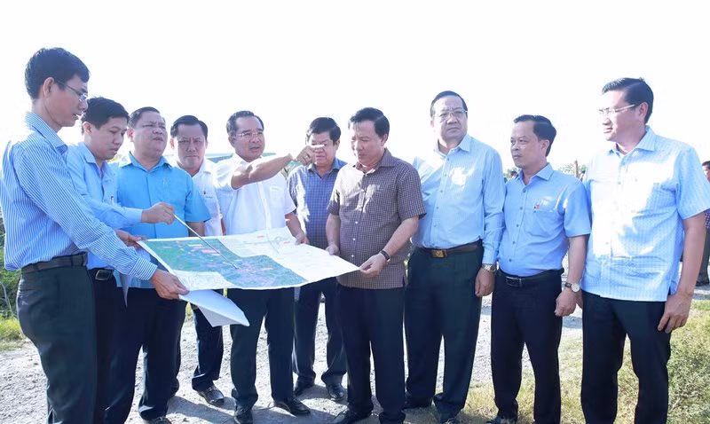 Bí thư Tỉnh ủy Long An Nguyễn Văn Được (người chỉ tay) cùng đoàn công tác khảo sát thực địa dự án đường Vành đai 3 - Thành phố Hồ Chí Minh đi qua địa phận tỉnh Long An. 