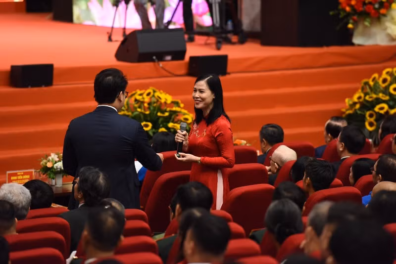 Các đại biểu giao lưu tại hội nghị.