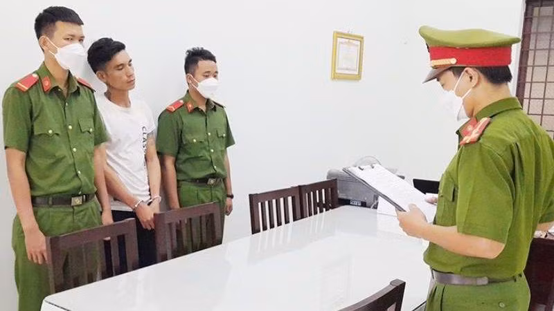Công an huyện Núi Thành đọc lệnh bắt giữ đối tượng Trần Công Lý.