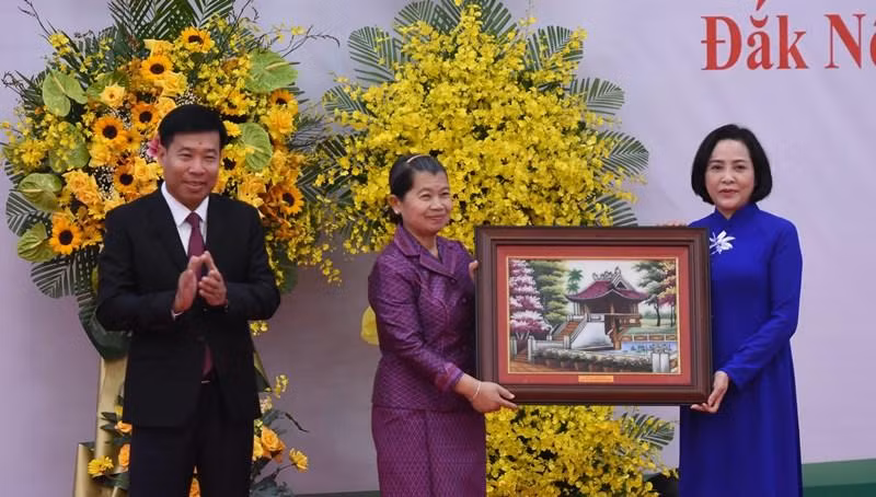 Chủ tịch Hội hữu nghị Việt Nam-Campuchia tặng quà lưu niệm.