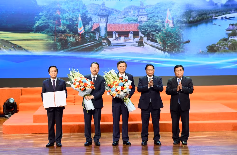Thủ tướng Phạm Minh Chính và Bộ trưởng Kế hoạch và Đầu tư Nguyễn Chí Dũng trao Quyết định phê duyệt Quy hoạch cho lãnh đạo tỉnh Ninh Bình.