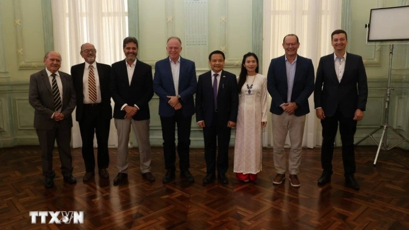 Đại sứ Việt Nam tại Brazil Bùi Văn Nghị (thứ 4, phải sang) cùng Thống đốc bang Espírito Santo, Renato Casagrande trong chuyến thăm. (Ảnh: Diệu Hương/TTXVN) 