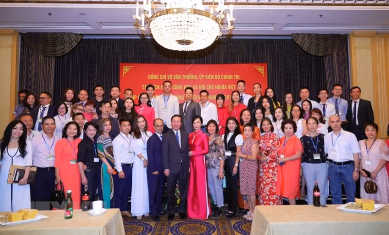 Chủ tịch nước Võ Văn Thưởng và Phu nhân gặp gỡ đại diện cộng đồng Việt Nam tại Áo và châu Âu, tối 23/7 (giờ địa phương). (Ảnh: TTXVN)