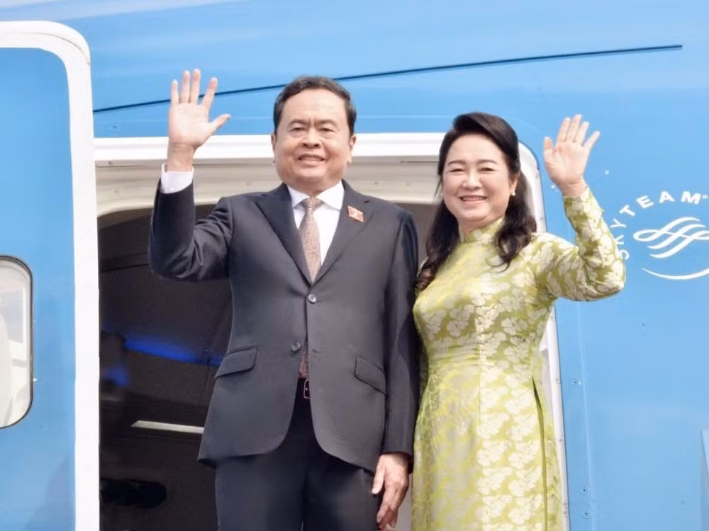 Chủ tịch Quốc hội Trần Thanh Mẫn, Phu nhân và Đoàn đại biểu cấp cao Quốc hội Việt Nam đã đến Sân bay quốc tế Changi, bắt đầu chuyến thăm chính thức Cộng hòa Singapore theo lời mời của Chủ tịch Quốc hội Seah Kian Peng. (Ảnh: Doãn Tấn- TTXVN)