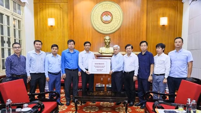 Chủ tịch UBTƯ MTTQ Việt Nam Đỗ Văn Chiến tiếp nhận ủng hộ từ Bộ Giao thông vận tải. (Ảnh: mattran.org.vn)