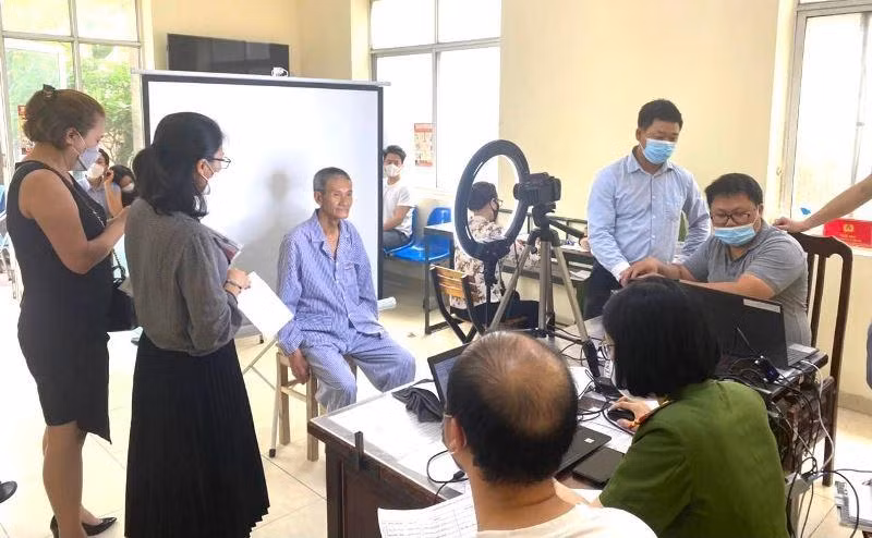 Công dân bị tâm thần phân liệt được Công an phường Thành Công hỗ trợ làm thủ tục cấp căn cước công dân gắn chip.