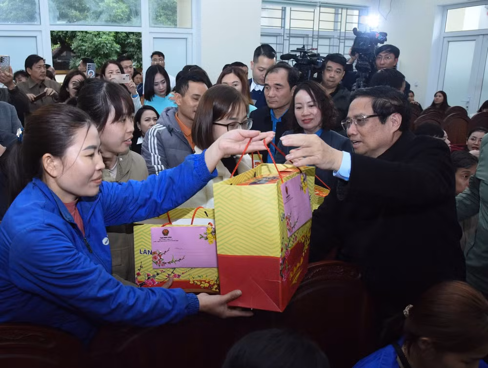Thủ tướng Phạm Minh Chính trao quà Tết tặng quà cho công nhân, người lao động huyện Ngọc Lặc.
