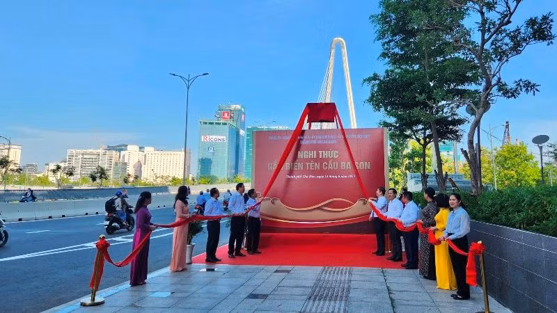 Các đại biểu thực hiện nghi thức đặt tên cầu Ba Son và cầu Thủ Thiêm.