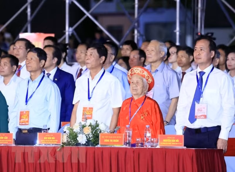 Các đại biểu thực hiện nghi thức chào cờ. (Ảnh: Thống Nhất/TTXVN)