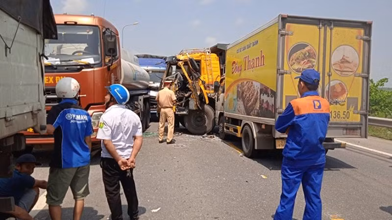 Hiện trường vụ tai nạn giao thông liên hoàn trên Quốc lộ 1A. 