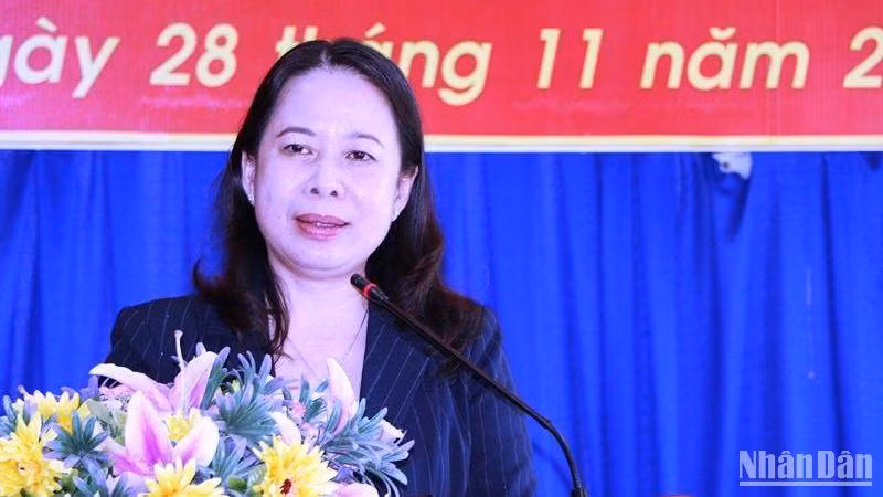 Đồng chí Võ Thị Ánh Xuân phát biểu tại buổi tiếp xúc cử tri.