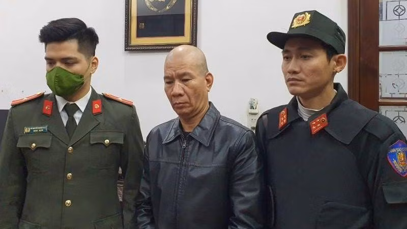 Công an đọc lệnh bắt Vương Hưng Thiện, đối tượng cầm đầu đường dây đánh bạc và tổ chức đánh bạc. 