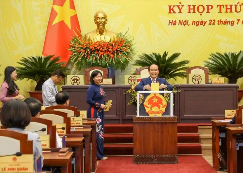 Các đại biểu HĐND thành phố bỏ phiếu bầu chức danh Chủ tịch Ủy ban nhân dân thành phố Hà Nội. (Ảnh Duy Linh)
