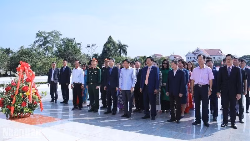 Đại sứ Nguyễn Bá Hùng dẫn đầu đoàn đại biểu dâng hoa trước tượng đài Chủ tịch Kaysone Phomvihane. (Ảnh: Hải Tiến)