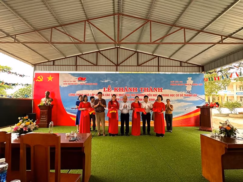 Lễ cắt băng khánh thành công trình tại tỉnh Hòa Bình.