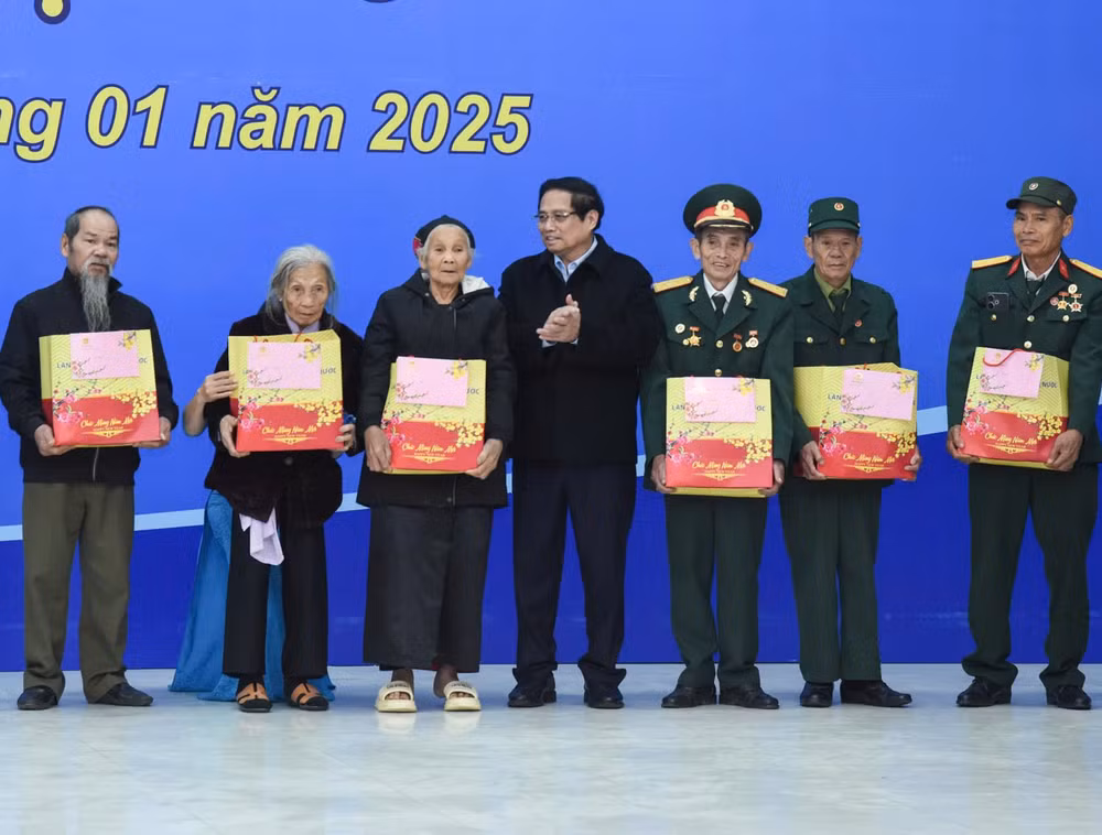 Thủ tướng Phạm Minh Chính tặng quà cho các gia đình chính sách trên địa bàn huyện Ngọc Lặc.