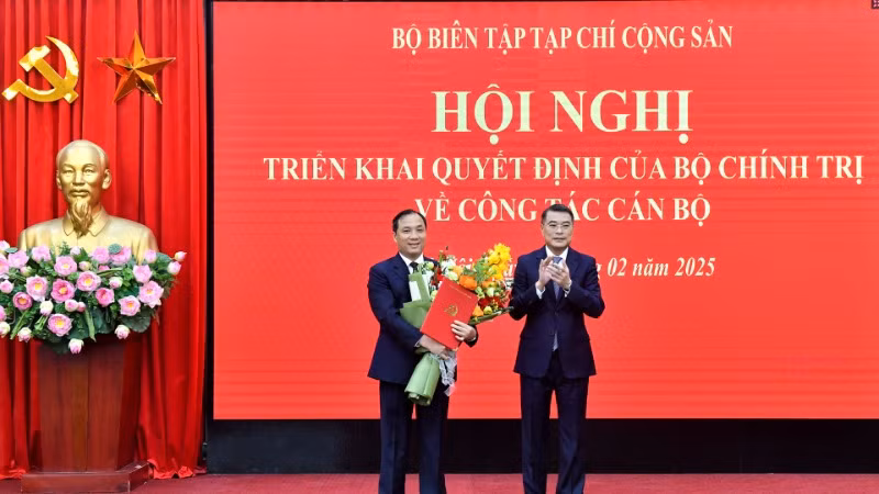 Ủy viên Bộ Chính trị, Bí thư Trung ương Đảng, Trưởng Ban Tổ chức Trung ương Lê Minh Hưng trao Quyết định và chúc mừng đồng chí Hoàng Trung Dũng nhận nhiệm vụ mới. (Ảnh: Đăng Khoa)