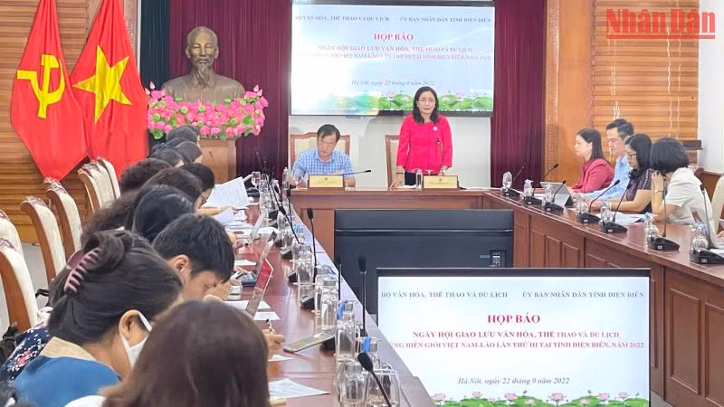 Toàn cảnh cuộc họp báo. 