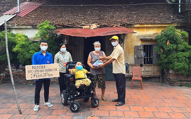 Thân Ngọc Mạnh đại diện nhóm “Đức Liễn quê hương tôi” trao 12.500 khẩu trang tặng các lực lượng tuyến đầu phòng, chống dịch Covid-19.