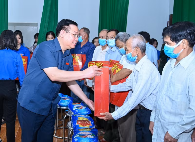 Chủ tịch Quốc hội Vương Đình Huệ tặng quà Tết cho các gia đình chính sách. (Ảnh Duy Linh)