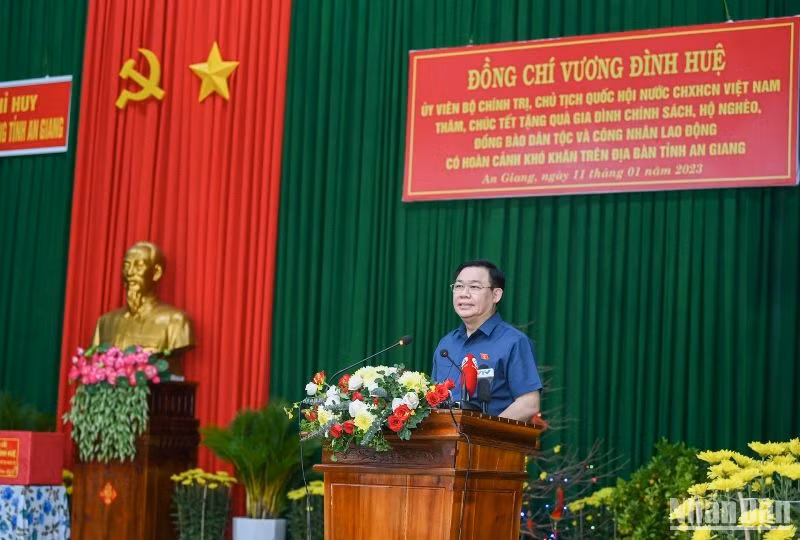 Chủ tịch Quốc hội Vương Đình Huệ phát biểu thăm hỏi, chúc Tết gia đình chính sách, hộ nghèo, đồng bào dân tộc và công nhân lao động có hoàn cảnh khó khăn tỉnh An Giang. (Ảnh Duy Linh)