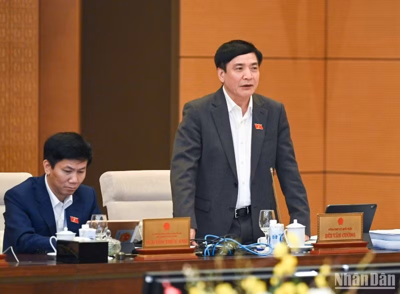 Tổng Thư ký, Chủ nhiệm Văn phòng Quốc hội Bùi Văn Cường phát biểu ý kiến tại phiên họp. (Ảnh: Duy Linh)