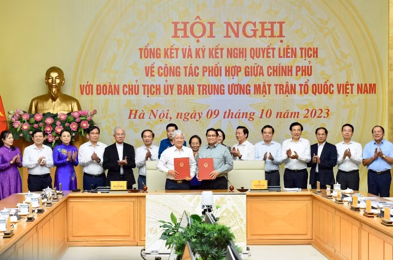 Thủ tướng Phạm Minh Chính và Chủ tịch Ủy ban Trung ương Mặt trận Tổ quốc Việt Nam Đỗ Văn Chiến ký kết Nghị quyết liên tịch.