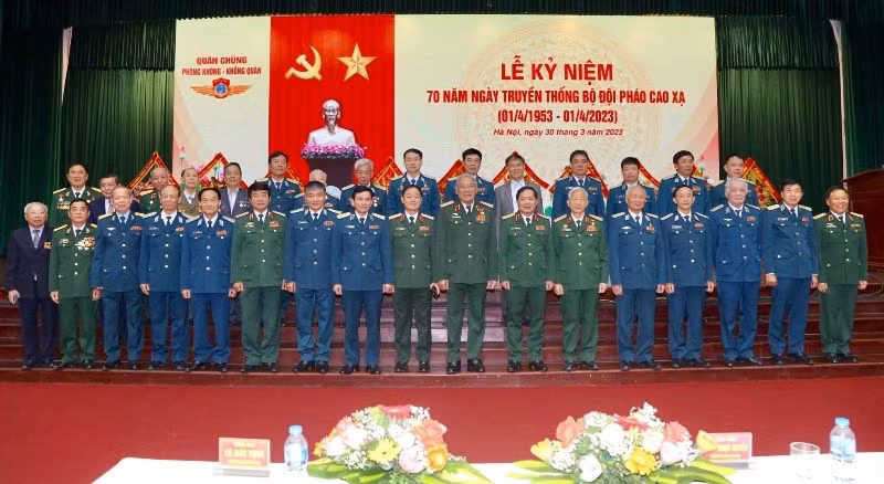 Lãnh đạo Bộ Quốc phòng và Quân chủng Phòng không-Không quân chụp ảnh cùng các đại biểu về dự Lễ kỷ niệm. (Ảnh: Thành Trung)