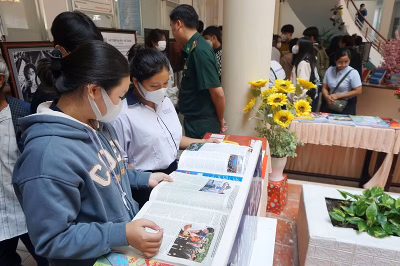 Nhiều bạn đọc trẻ thích thú đến tham quan và đọc báo xuân Quý Mão.