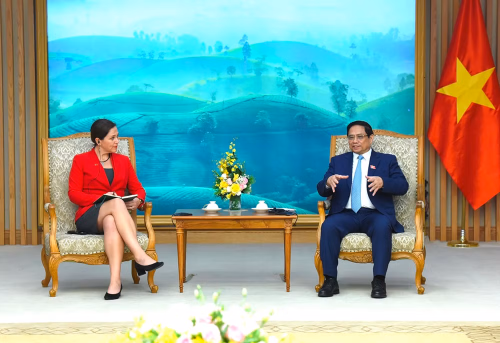 Thủ tướng Phạm Minh Chính tiếp Kinh tế trưởng Bộ Ngoại giao Hoa Kỳ, bà Emily Blanchard.