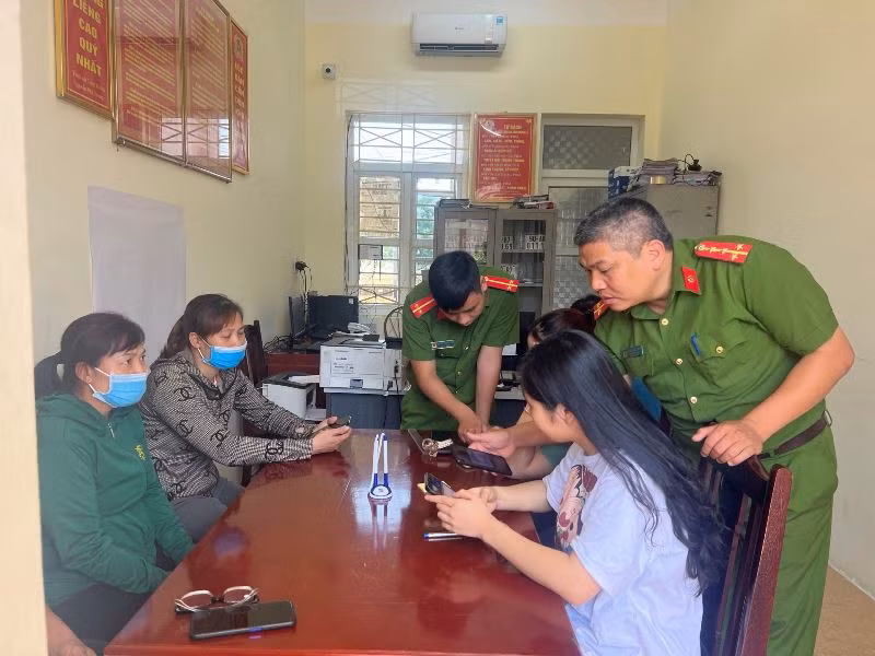 Công an xã Hoàng Tây, huyện Kim Bảng hướng dẫn cài đặt ứng dụng VNeID cho nhân dân.