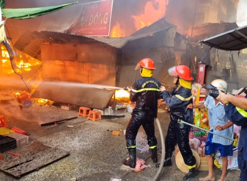 Lực lượng phòng, cháy chữa cháy nỗ lực dập lửa.