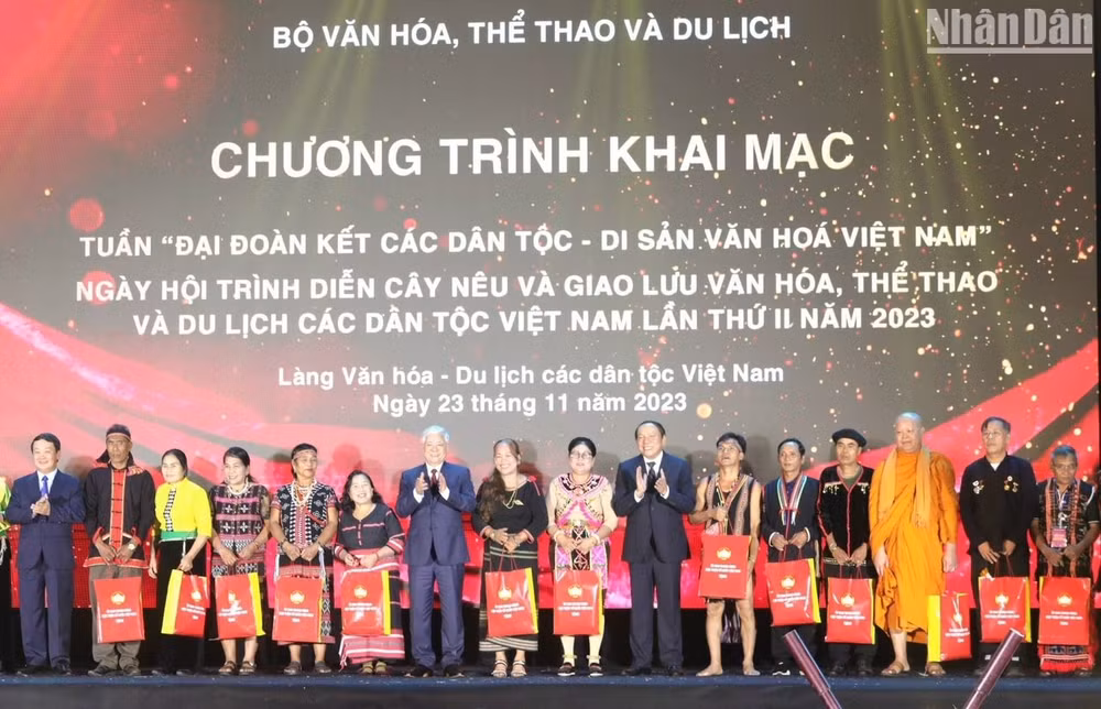 Đồng chí Đỗ Văn Chiến trao quà tặng nghệ nhân, đồng bào các dân tộc. (Ảnh: KHIẾU MINH)