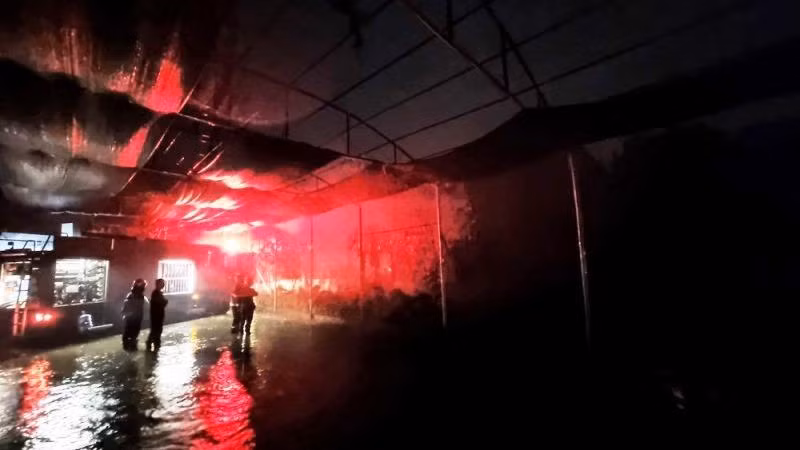 Vụ cháy nhà xưởng xảy ra lúc rạng sáng.