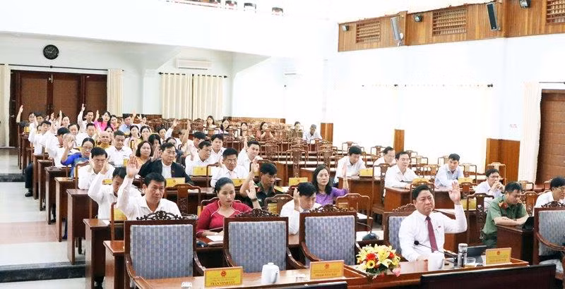 Các đại biểu Hội đồng nhân dân tỉnh Ninh Thuận khóa 11 biểu quyết thông qua 3 nghị quyết.