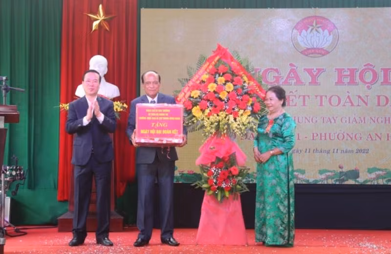 Thường trực Ban Bí thư Võ Văn Thưởng tặng hoa chúc mừng Ngày hội và quà chung vui cùng bà con tổ dân phố 1, làng Triều Sơn Tây.