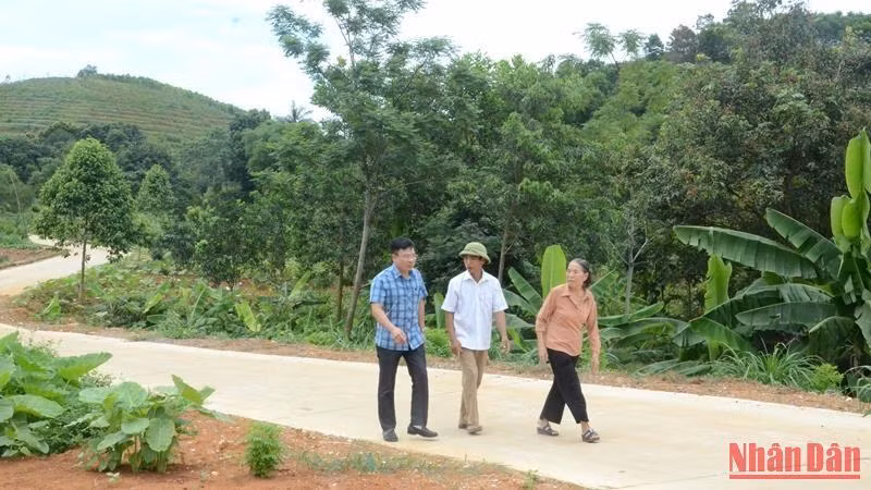 Hàng chục km đường bê-tông đã kết nối giao thông giữa các thôn xóm ở xã miền núi Khánh Thượng, huyện Ba Vì.
