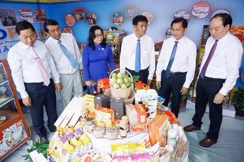 Lãnh đạo tỉnh Sóc Trăng tham quan các mặt hàng OCOP trong Hội chợ xúc tiến thương mại 2022.
