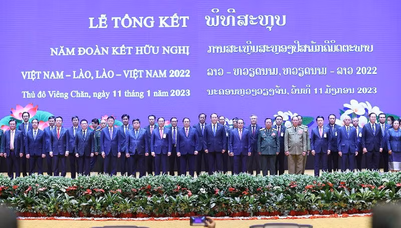 Thủ tướng Phạm Minh Chính và Thủ tướng Sonexay Siphandone chụp ảnh lưu niệm chung với các đại biểu.