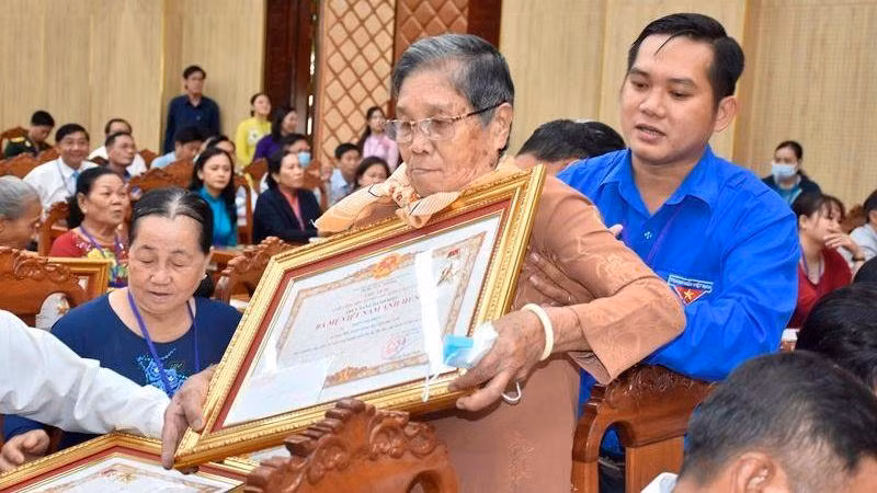 Thân nhân mẹ Việt Nam Anh hùng nhận danh hiệu vinh dự Nhà nước “Bà mẹ Việt Nam Anh hùng”.