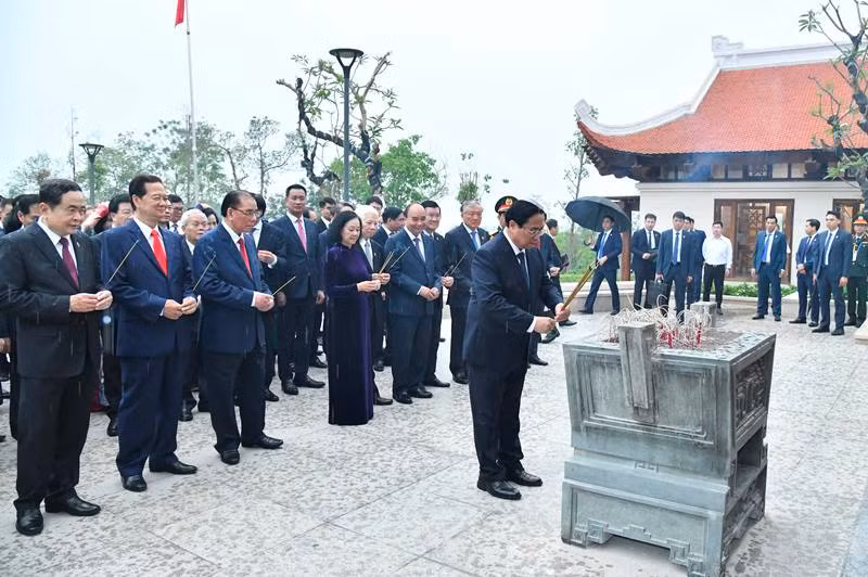 Thủ tướng Phạm Minh Chính và các đồng chí lãnh đạo, nguyên lãnh đạo Đảng, Nhà nước dâng hương tưởng niệm các Anh hùng, liệt sĩ. (Ảnh: Thanh Giang)