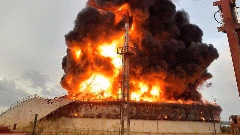 Lửa cháy dữ dội từ bồn chứa dầu thô. (Ảnh: Prensa Latina) 