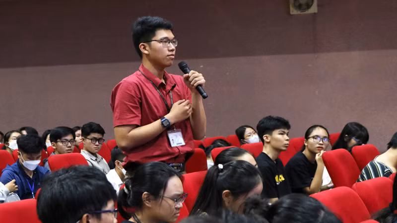 Sinh viên khoa Y trao đổi với các diễn giả về nghiên cứu trong lĩnh vực khoa học sức khỏe.