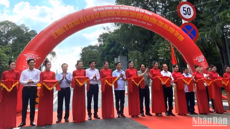 Thông xe hầm chui Trần Quốc Hoàn thuộc Dự án đường nối Trần Quốc Hoàn - Cộng Hòa (quận Tân Bình), Thành phố Hồ Chí Minh chiều 10/8. (ẢNH: QUÝ HIỀN)
