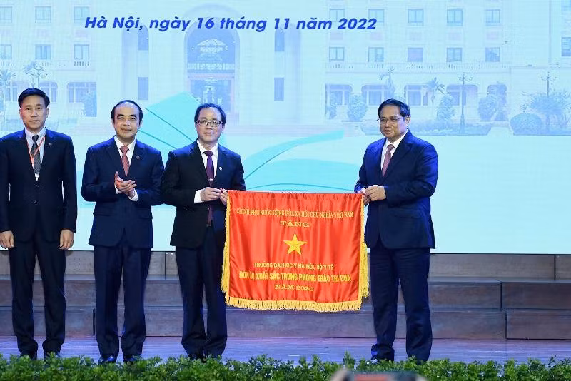 Thủ tướng Phạm Minh Chính trao Cờ Thi đua của Chính phủ cho Trường Đại học Y Hà Nội.