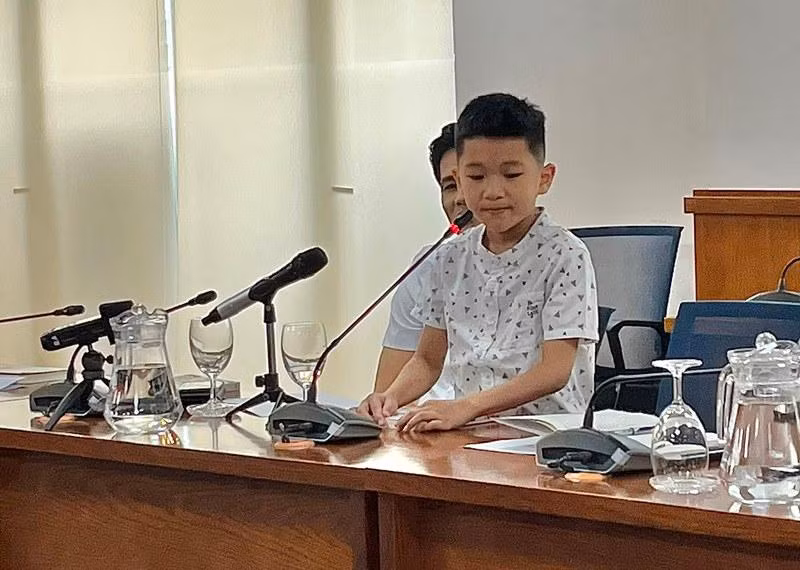 Nghệ sĩ “nhí” Anh Đức vào vai Nguyễn Sinh Cung của vở diễn.