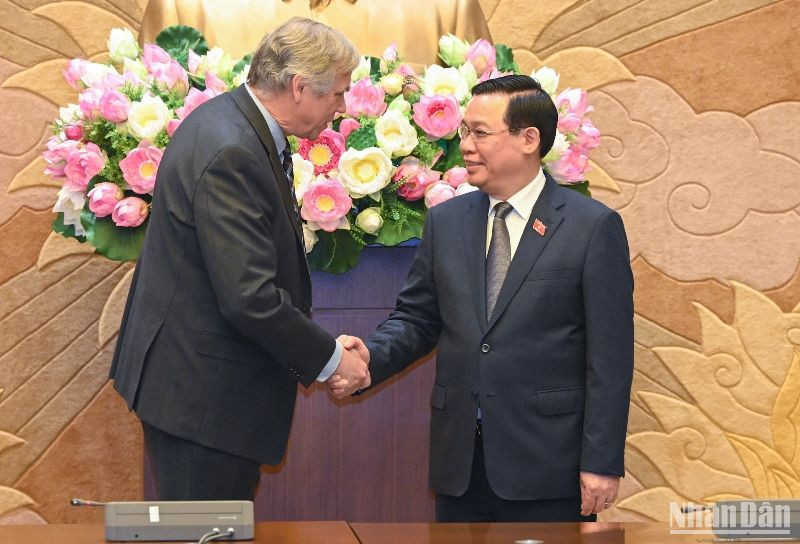Chủ tịch Quốc hội Vương Đình Huệ và Thượng nghị sĩ bang Oregon Jeff Merkley tại cuộc tiếp. (Ảnh: Duy Linh) 