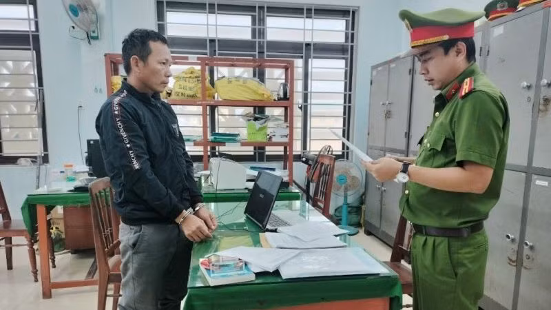 Công an huyện Tư Nghĩa đọc lệnh bắt khẩn cấp đối tượng Trương Đình Nhạt. (Ảnh: Công an huyện Tư Nghĩa cung cấp).